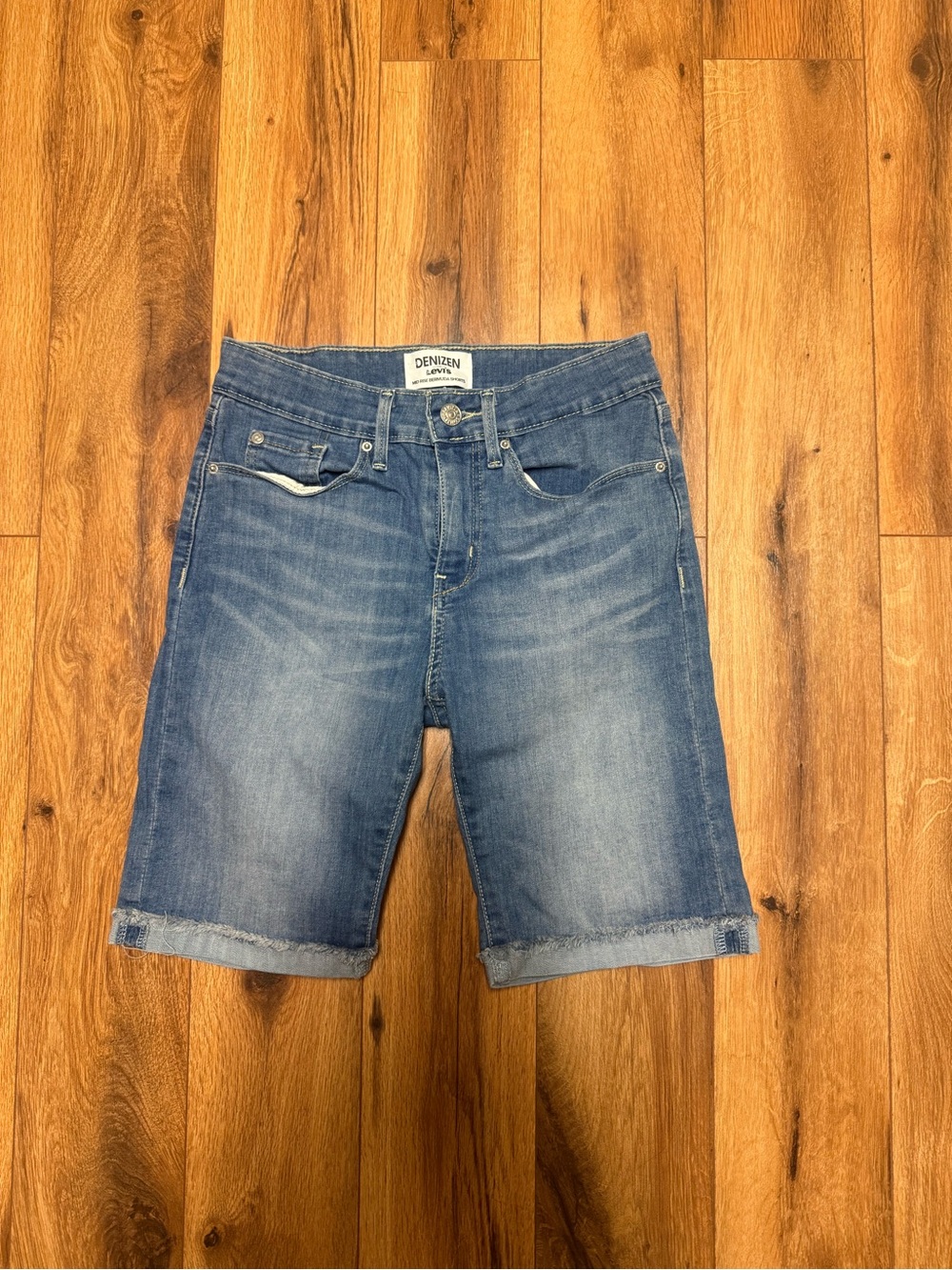 Denizen by Levi’s Mid-Rise Bermuda Shorts Size 4 Denim Jean Shorts